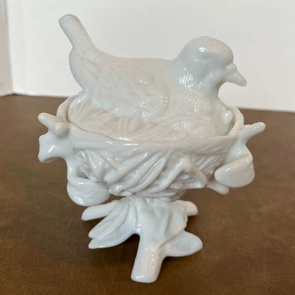 Vintage Westmoreland Milk Glass Bird in Nest Covered Candy/Trinket Dish - Picture 1 of 9